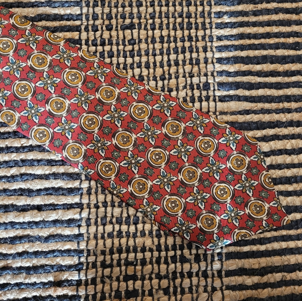 VINTAGE JOS A. BANK 100% SILK FLORAL NECK TIE